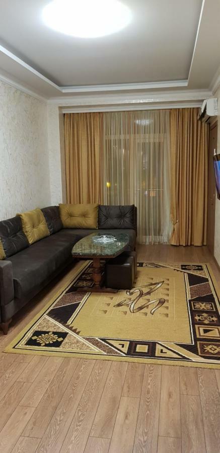 Nino Apartment On Pirosmani Batumi Kültér fotó