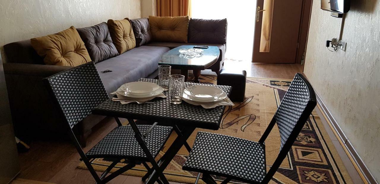 Nino Apartment On Pirosmani Batumi Kültér fotó